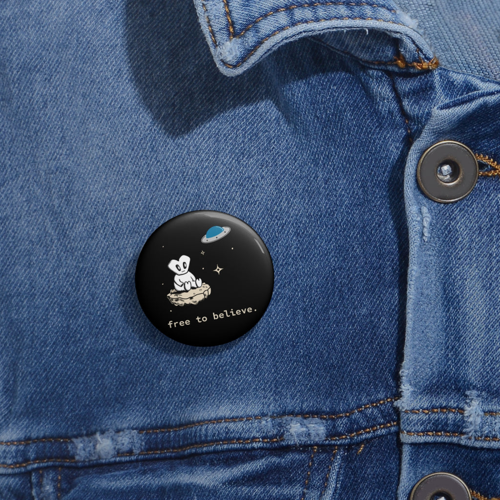 Alien Pin Button — “free to believe.” Cute UFO Enamel Style Badge for Jackets & Bags
